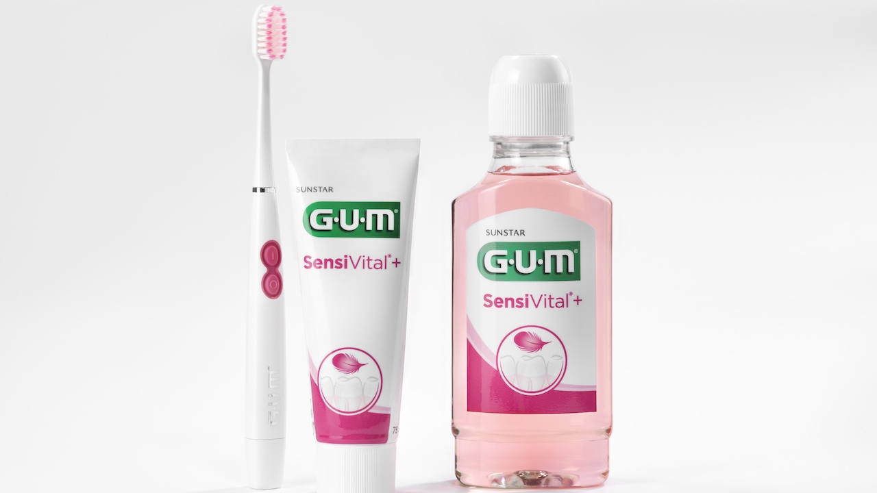 Das Produktsortiment Gum SensiVital+ zur Pflege empfindlicher Zähne umfasst Schallzahnbürste, Mundspülung und Zahnpasta. Bild: Sunstar Gum