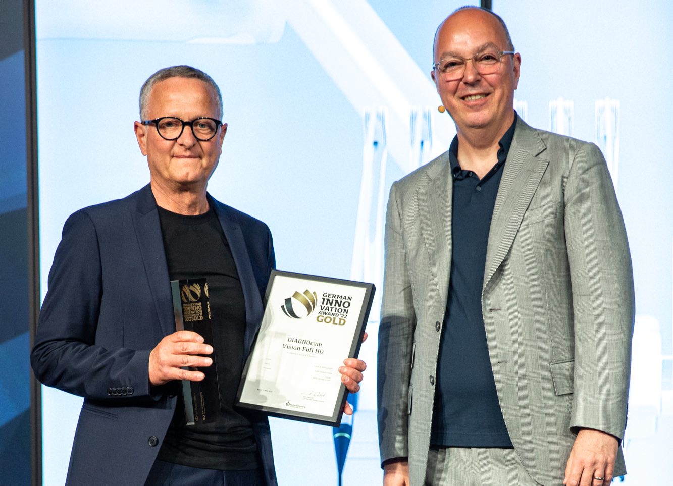 Mit dem German Innovation Award: Edwin Fieseler, Marketing KaVo Dental, und Lutz Dietzold, Geschäftsführer Rat der Formgebung (von links).