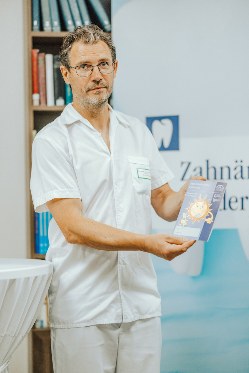 Oralchirurg Dr. Hartmut Völksch vom Südharz Klinikum Nordhausen präsentiert den Zahnärztlichen Kinderpass in Thüringen. Bild: LZKTh
