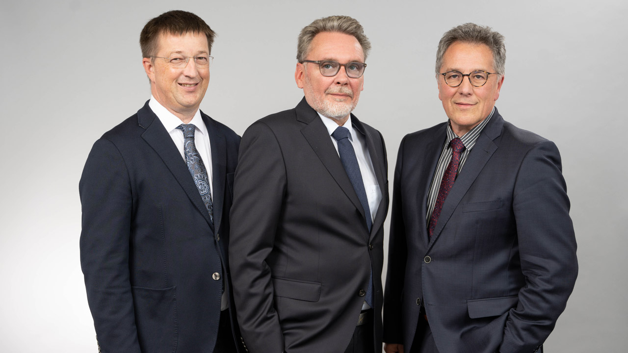 Der neue Vorstand (von links) Dr. Peter Riedel, Vorsitzender Dr. Torsten Tomppert  und Ass. jur. Christian Finster. Bild: IZZ BW 