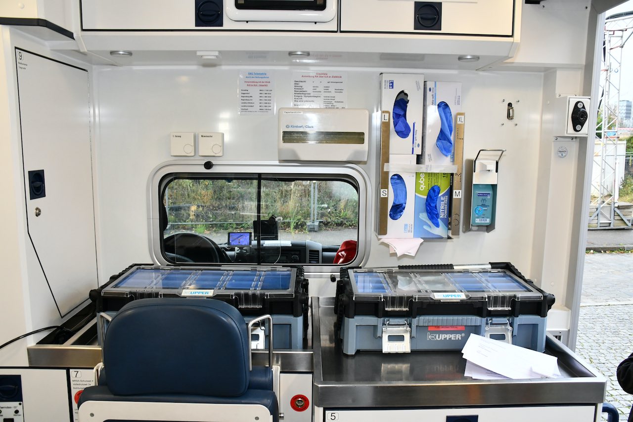 Ein zur mobilen Zahnarztpraxis  umgebauter Rettungswagen hilft bei der Versorgung pflegebedürftiger Menschen in Niederbayern.