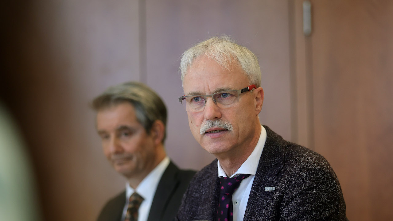 Dr. Jochen Schmidt, Vorstandsvorsitzender der KZV Sachsen-Anhalt (im Hintergrund Kammerpräsident Dr. Carsten Hünecke).