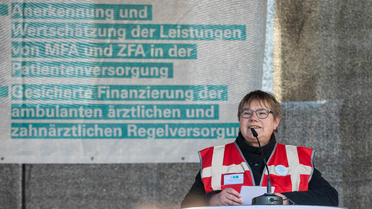 VMF-Präsidentin Hannelore König moderierte die Veranstaltung und formuliere die Kernforderungen der MFA und ZFA.