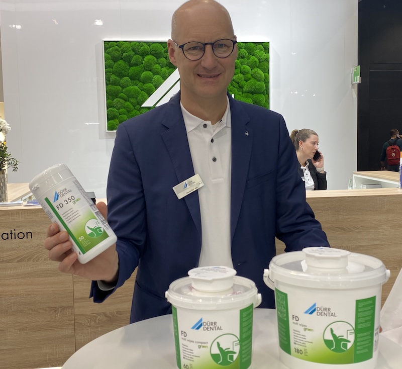 Auch auf der IDS dabei: Martin Dürrstein, CEO der Dürr Dental SE, präsentiert die neuen FD Green Wipes.