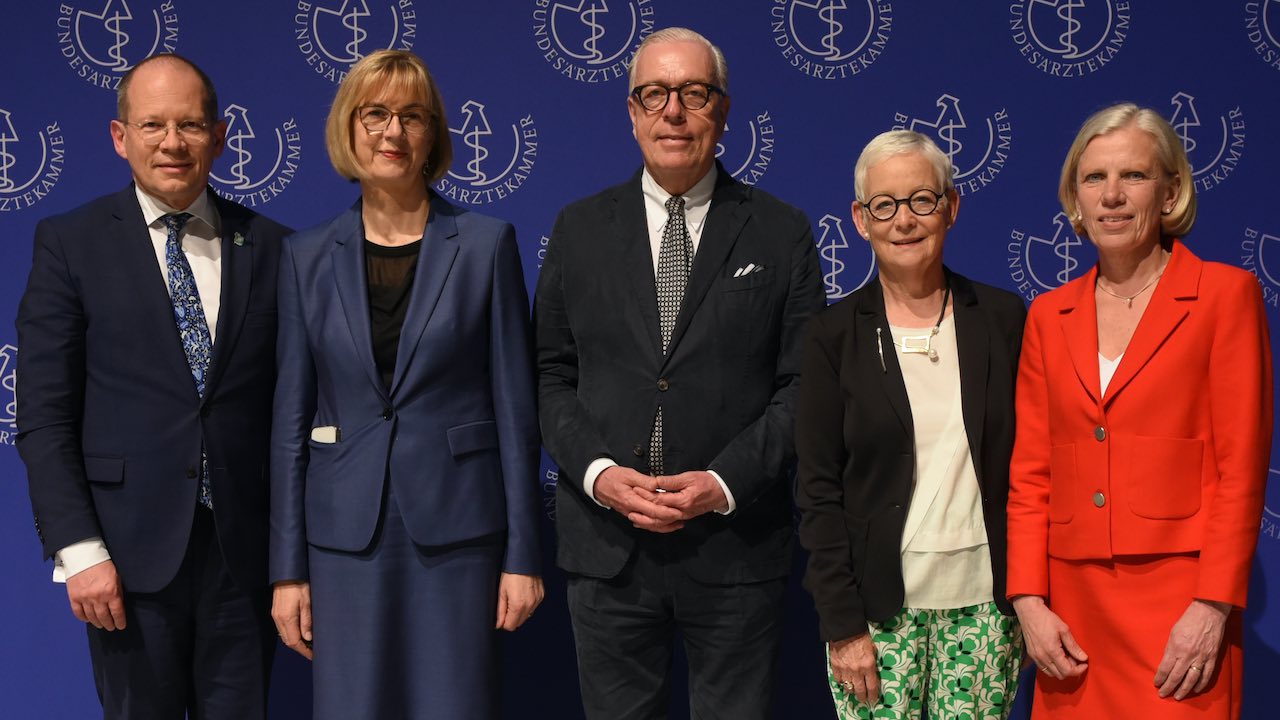 Der neue Vorstand der Bundesärztekammer (von links): Dr. Andreas Botzlar, Dr. Susanne Jonah, Dr. Klaus Reinhardt, Dr. Ellen Lundhausen und Christine Neumann-Grutzeck.