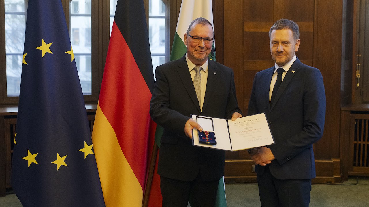 Dr. Christoph Meißner (links) wurde vom sächsischen Ministerpräsidenten Michael Kretschmer der Bundesverdienstorden überreicht.