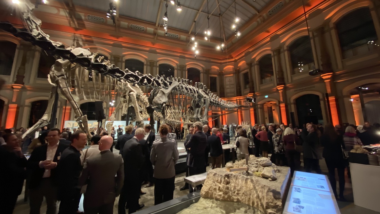 Empfang unter Dinos: Die große Halle im Museum für Naturkunde in Berlin war diesmal Ort des Emfpangs.
